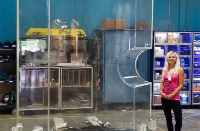 Forscherin Sally Shaw mit einem der Acryltanks des Außendetektors