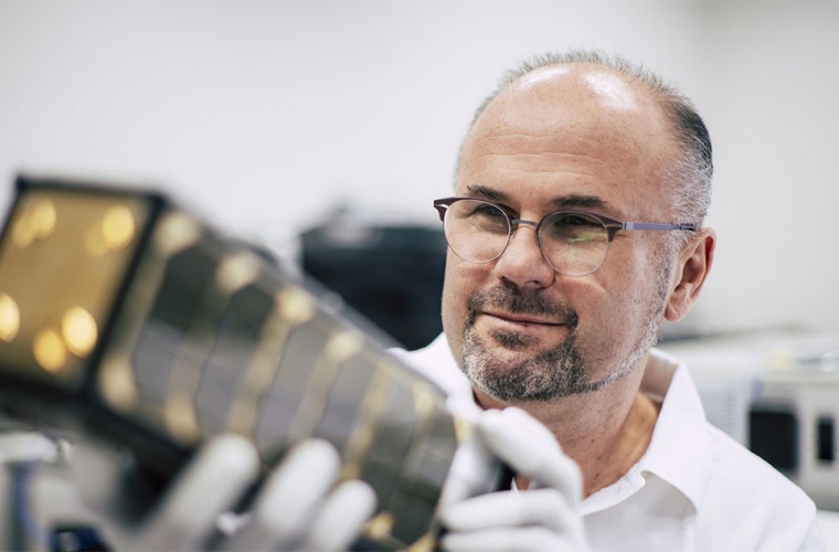 Projektleiter Michael Schmidt bei Projektbeginn mit dem CubeSat
