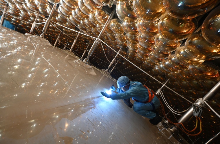Die zentrale Plexiglaskugel und Photomultiplier-Röhren