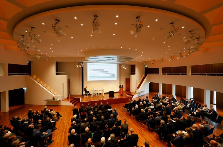 Mit einem wissenschaftlichen Symposium wurde Prof. Hans-Martin Henning, Energieforscher und Institutsleiter des Fraunhofer-Instituts für Solare Energiesysteme ISE, in den Ruhestand verabschiedet.