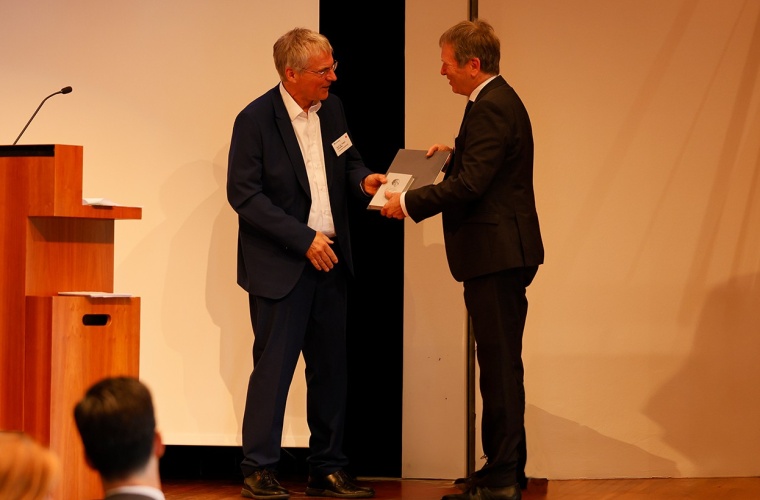 Prof. Holger Hanselka, Präsident der Fraunhofer-Gesellschaft überreicht Prof. Hans-Martin Henning die Fraunhofer-Medaille für besondere Verdienste um die Fraunhofer-Gesellschaft.
