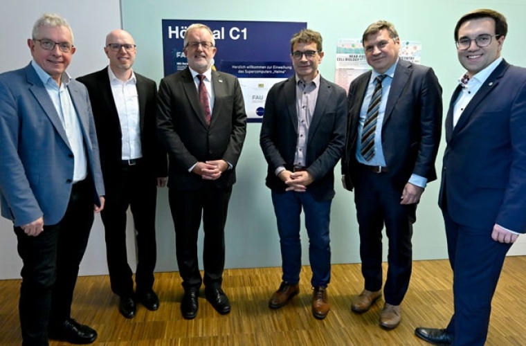 V.l.n.r.: Prof. Wolfram Burgard (Technische Universität Nürnberg, UTN), Prof. Eduard Kromer (HS Landshut), Prof. Jürgen Lehmann (Präsident, Hochschule für angewandte Wissenschaften Hof), Prof. Gerhard Wellein (Direktor, Zentrum für Nationales Hochleistungsrechnen Erlangen, NHR@FAU), Mdgt. Michael Greiner (Leiter Abteilung Z, Bayerisches Staatsministerium für Wissenschaft und Kunst), Dr. Konrad Körner, MdB und 1. Stv. Vorsitzender, Junge Gruppe der CDU/CSU-Bundestagsfraktion). (Bild: FAU/Harald Sippel)