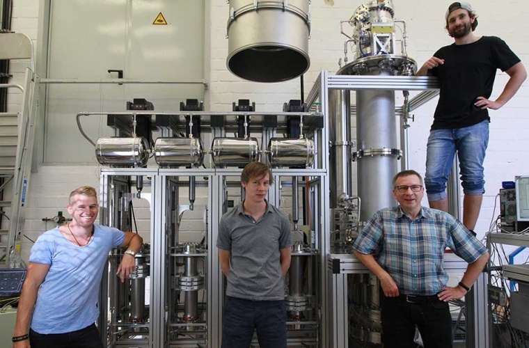 Denny Schulte, Christian Huhmann, Christian Weinheimer und Michael Murra (v. l) mit dem Destillationssystem am Institut für Kernphysik der Universität Münster, bevor die Anlage ins Gran-Sasso-Untergrundlabor transportiert wurde.
