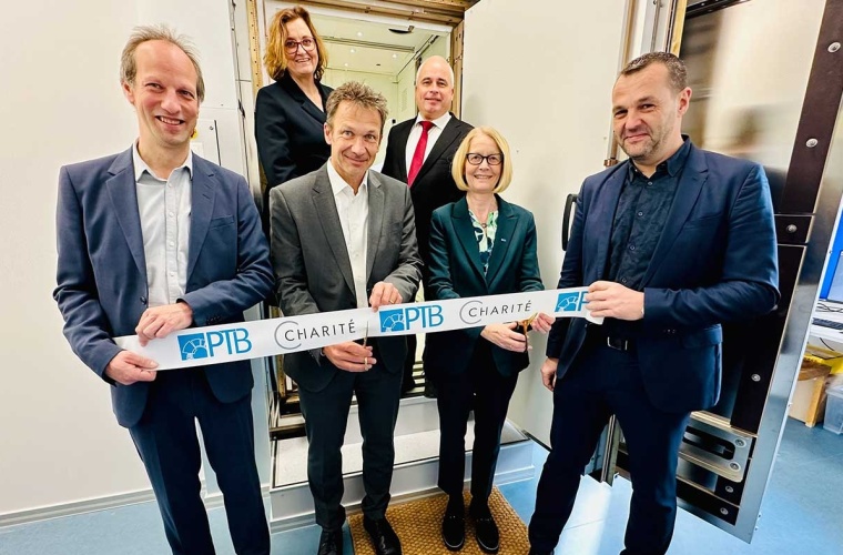 Eröffnung des neuen OPM-MEG-Zentrums (vorne v. l.): Prof. Dr. Peter Krüger, Wissenschaftlicher Zentrumsleiter der PTB; Prof. Dr. Joachim Spranger, Dekan der Charité; Prof. Dr. Cornelia Denz, Präsidentin der PTB; Prof. Dr. Peter Uhlhaas, Wissenschaftlicher Zentrumsleiter der Charité. Hinten v. l.: Dr. Ina Czyborra, Berliner Senatorin für Wissenschaft, Gesundheit und Pflege; Dr. Arne Höll, Leitung Referat VI B2 des Bundesministeriums für Wirtschaft und Energie (BMWE)