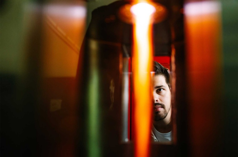 Jonas Thiel optimiert die Tornado-Plasma-Technik für verschiedene Anwendungen.