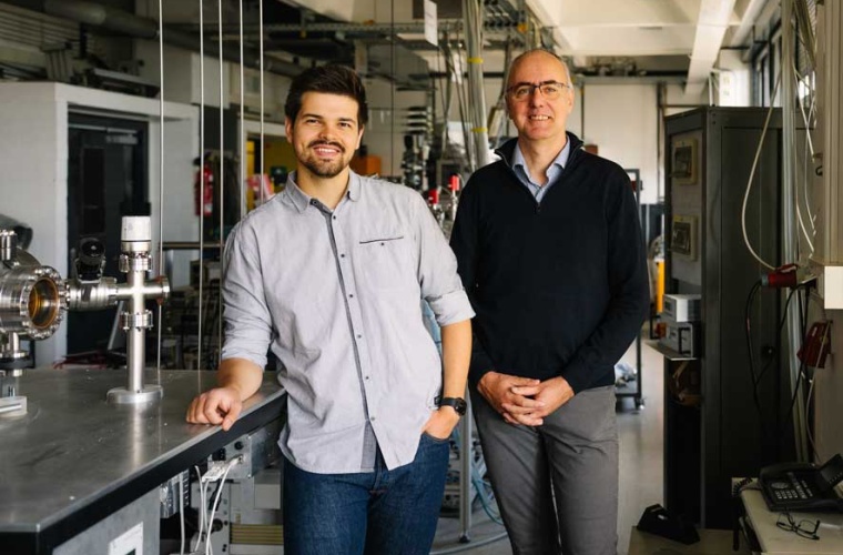 Jonas Thiel (l.) und Achim von Keudell im Labor