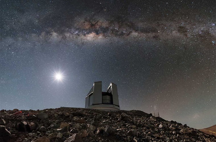 Das VISTA-Teleskop befindet sich in der  Atacama-Wüste in Chile.