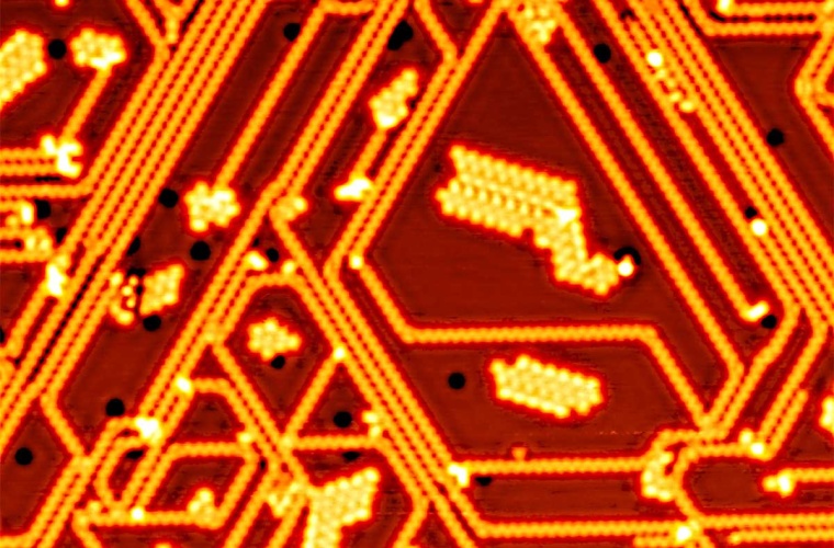 Die Aufnahme mit dem Rastertunnelmikroskop zeigt die Phosphoratome, die sich auf einem Silbersubstrat zu kurzen Ketten angeordnet haben.