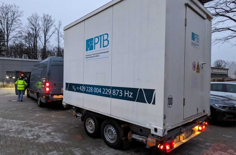 Die transportable optische Atomuhr ist in einem Anhänger untergebracht.