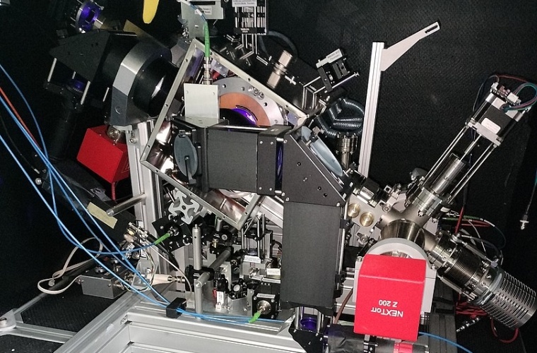 Im oberen Teil des Bildes ist das Ultrahochvakuum-System der Atomuhr zu sehen.