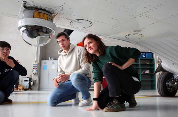 Blick auf die Außeneinheit des laseroptischen Sende- und Empfangssystem