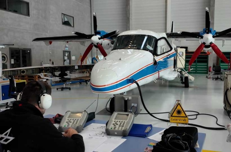 Das laseroptischen Sende- und Empfangssystems wurde nach dem Einbau in das DLR-Forschungsflugzeug noch im Hangar getestet. Das Flugexperiment fand im Rahmen der QuNET-Initiative statt, die Technologien zur quantengesicherten Kommunikation entwickelt.