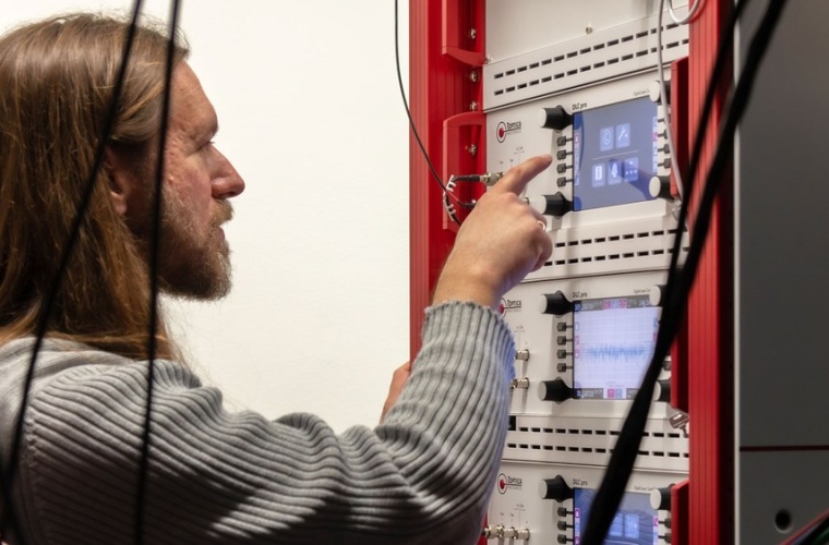 Ein Wissenschaftler überprüft die Einstellungen an der Ionenfalle im Labor des Max-Planck-Instituts für die Physik des Lichts in Erlangen.