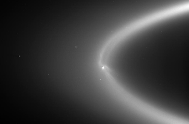 Saturns E-Ring: Diese Aufnahme der aus der Südpolregion von Enceladus austretenden Fontäne wurde 2006 mit der Weitwinkelkamera der Raumsonde Cassini aus einer Entfernung von etwa 2,1 Millionen Kilometern aufgenommen.