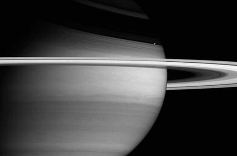 Enceladus ist der Saturnmond mit der hellsten Oberfläche und mit 505 Kilometern Durchmesser der sechstgrößte Mond des Saturn. Hier ist er direkt oberhalb der Ringe rechts im Bild zu sehen.