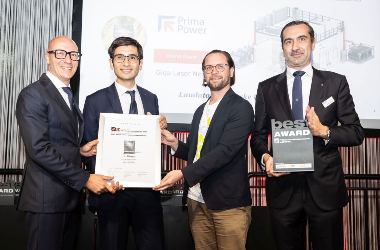 Marketing- und Robotik-Leiter Enrico Garino (l.), Deutschland-Geschäftsführer Johannes Pfluger (r.) und Emanuele Musso, Produktmanager für 3D-Laser (2. v. l.), nahmen den Preis entgegen.