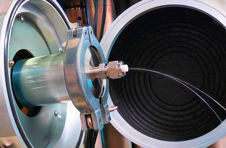 Ein abgewandelter Probenhalter für Elektronenmikroskope kann Licht aus dem Mikroskop herausleiten.