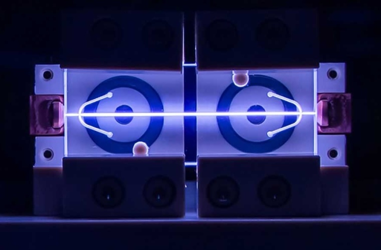 Der Saphirblock mit mit Plasma gefüllten Kanälen fungiert als Linse für Attosekunden-Lichtpulse.