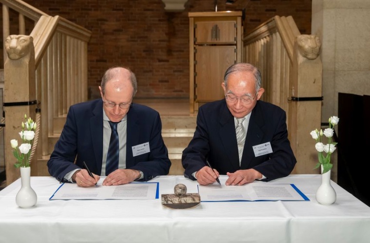 DPG-Präsident Klaus Richter (links) und der Präsident der Physikalischen...