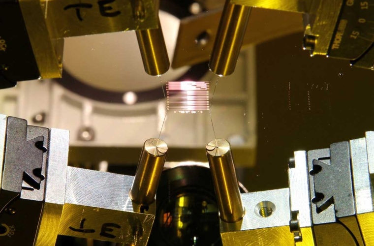 Beispielhafter integrierter photonischer Chip in Labor-Messaufbau mit Faserkopplung