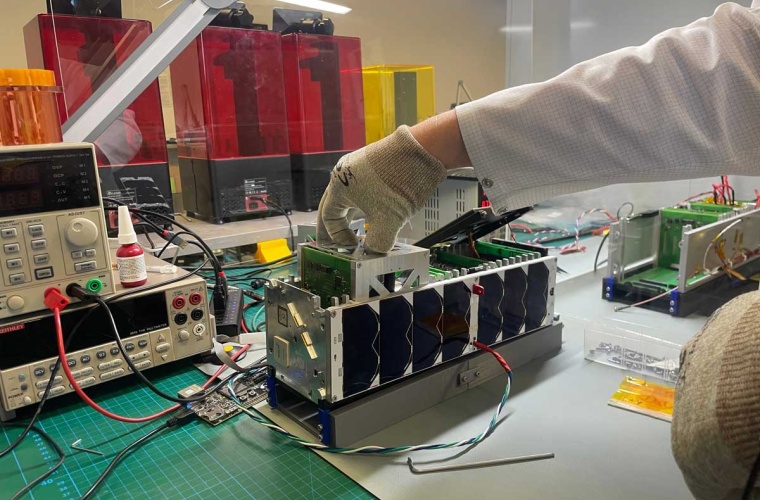 ADCS-Box (Attitude Determination and Control System) während des Einsetzens in das Qualifikationsmodell des InnoCube-Satelliten