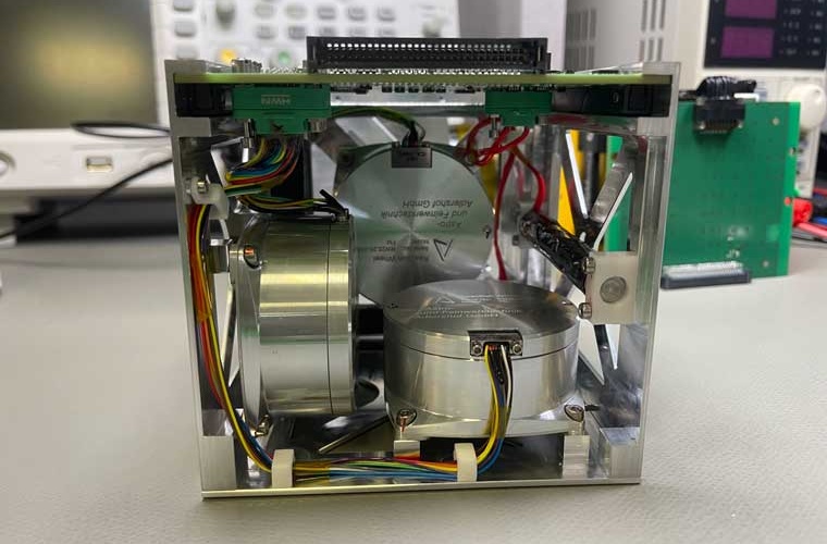 Die ADCS-Box mit den Reaktionsrädern vor dem Einsetzen in den Satelliten. Die Reaktionsräder werden zur Lageregelung im All verwendet.