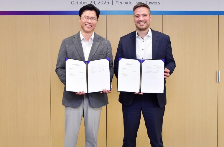 In LG Chem’s Yeouido Twin Towers stehen Ko Kyung-deok, Vice President and Head of Electronics Materials Business Unit bei LG Chem (.), und Stephan Höfer, Senior Vice President and Head of Business Development and Marketing bei ZEISS Microoptics (r.) nach der Unterzeichnung der Partnerschaft zusammen.