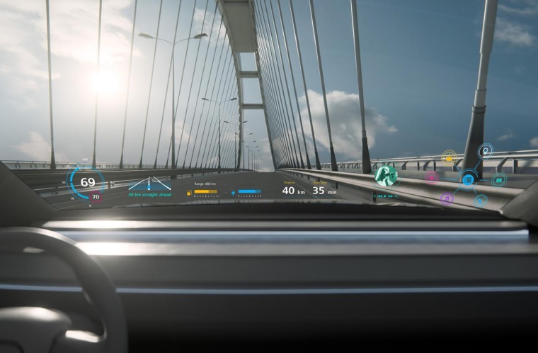 Mit völlig neuen Anzeigeformen auf der Windschutzscheibe ermöglicht das ZEISS Holographic Transparent Display stets eine klare Sicht auf den Verkehr und versorgt den Fahrer gleichzeitig mit allen nützlichen Informationen, während der Beifahrer das gesamte Infotainment-Angebot im Fahrzeug nutzen kann.