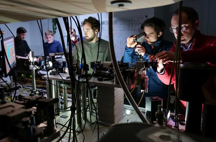 Physiker aus Arbeitsgruppen der Universitäten Stuttgart, Saarbrücken und Dresden bei einem Experiment zur Quantenteleportation (v.l.n.r. Tobias Bauer, Marlon Schäfer, Caspar Hopfmann, Stefan Kazmaier, Tim Strobel, Simone Luca Portalupi).