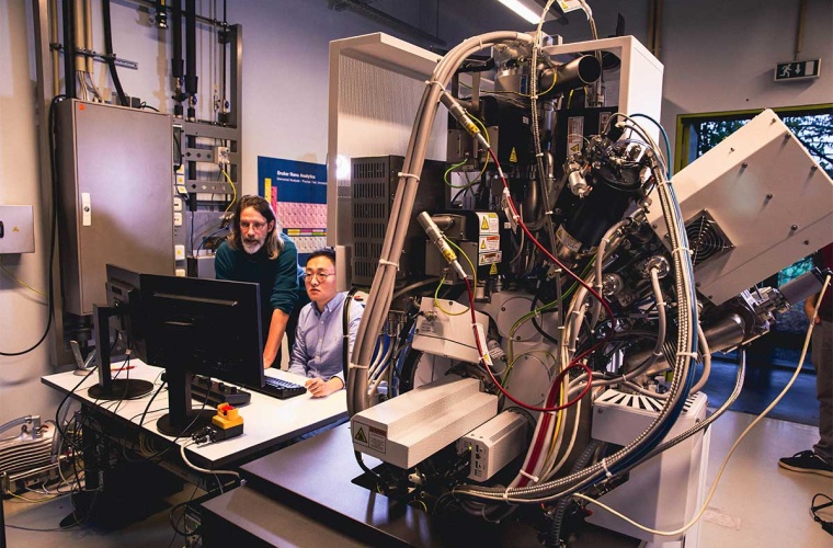 Zweistrahl-Elektronen-Ionen-Mikroskop (Helios Hydra, Thermo Fisher Scientific) mit Plasmaquelle zur Probenpräparation im Applikationslabor für In-situ-Transmissionselektronenmikroskopie des Leibniz-Instituts für Kristallzüchtung