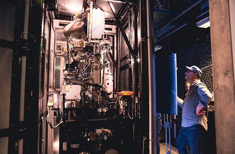 Rastertransmissionslektronenmikroskop Spectra Ultra der Firma Thermo Fisher am Applikationslabor für In Situ Transmissionslektronenmikroskopie des Leibniz-Instituts für Kristalllzüchtung