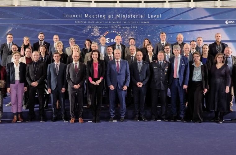 Gruppenbild der deutschen Delegation auf der ESA-Ministerratskonferenz mit...