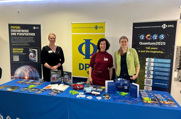 Der Stand der DPG in Münster mit Doris Reiter (rechts), die zusammen mit...