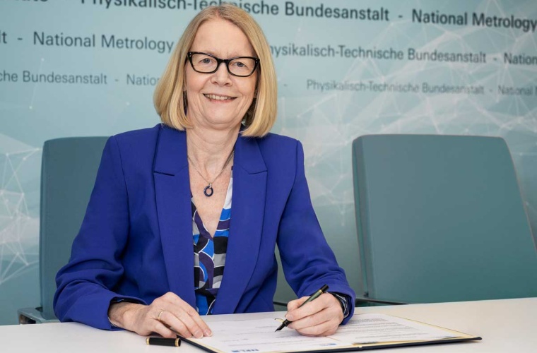 PTB-Präsidentin Prof. Dr. Cornelia Denz beim Unterzeichnen des Abkommens