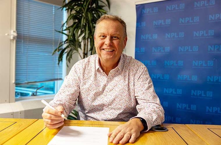 Dr. Peter Thompson, CEO des National Physical Laboratory, signiert das Abkommen