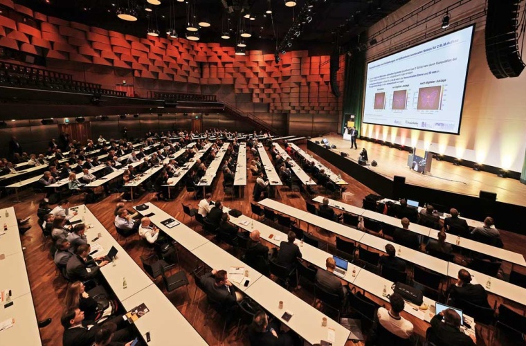 »AKL – International Laser Technology Congress« in Aachen: Treffpunkt der internationalen Laserwelt. Hier: Vortrag auf dem AKL’24 im Eurogress, Aachen.