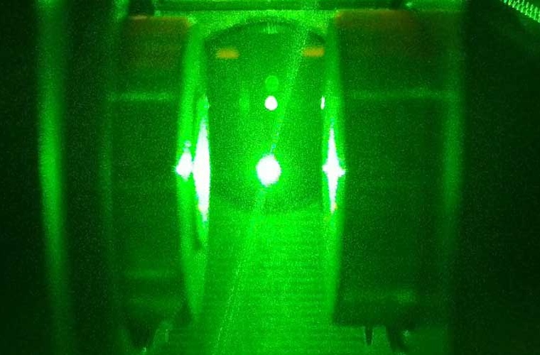 Wie mit einer Pinzette fangen Forschende mit ihnen ein einzelnes Teilchen ein, fixieren und laden es. © Andrea Stöllner/ISTA