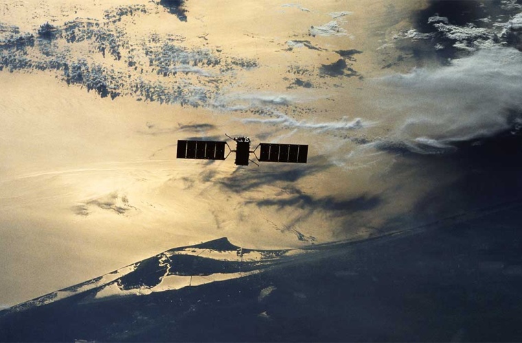 «EURECA» beginnt ihre elf Monate lange Reise in der Umlaufbahn der Erde. Bild: NASA