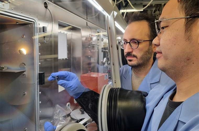 Erkan Aydin und Erstautor Jian Huang bei einer Sichtprüfung der Tandem-Solarzellen. | © Aydin Group