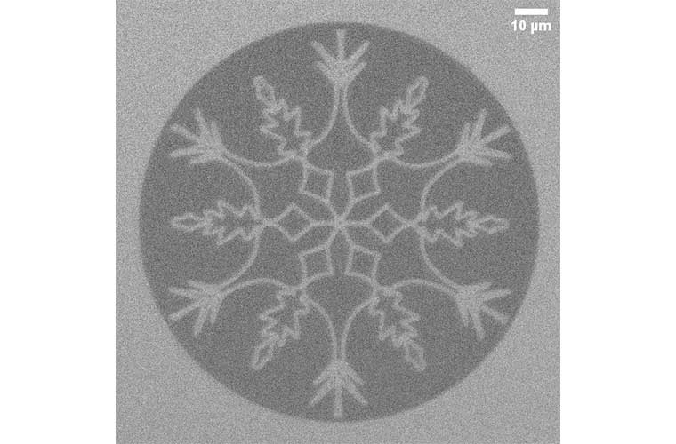 Mit Laserlicht zur Schneeflocke: Diese magnetische Struktur wurde am PSI mit einem industriellen Laser erzeugt – nicht zur Dekoration, sondern als Demonstration präziser Materialveränderung mit Potenzial für Datenspeicherung, KI und Photonik. © Paul Scherrer Institut PSI/ Aleš Hrabec, Lauren Riddiford, Jeffrey Brock