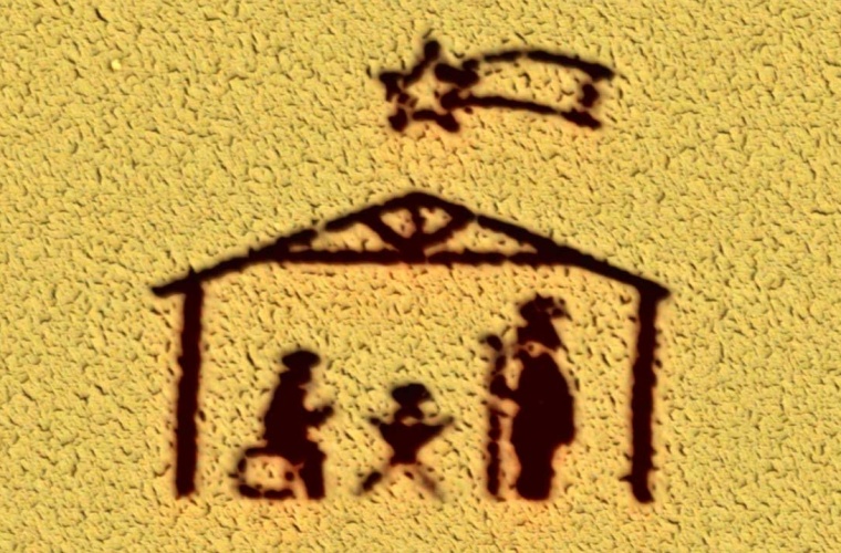 Forschende am AMU der Uni Augs­burg haben die ver­mut­lich kleins­te Weih­nachts­krippe der Welt ge­schaf­fen: mit einem Ionen­strahl in eine hauch­dünne Gold­schicht ge­brannt. Univer­sität Augs­burg