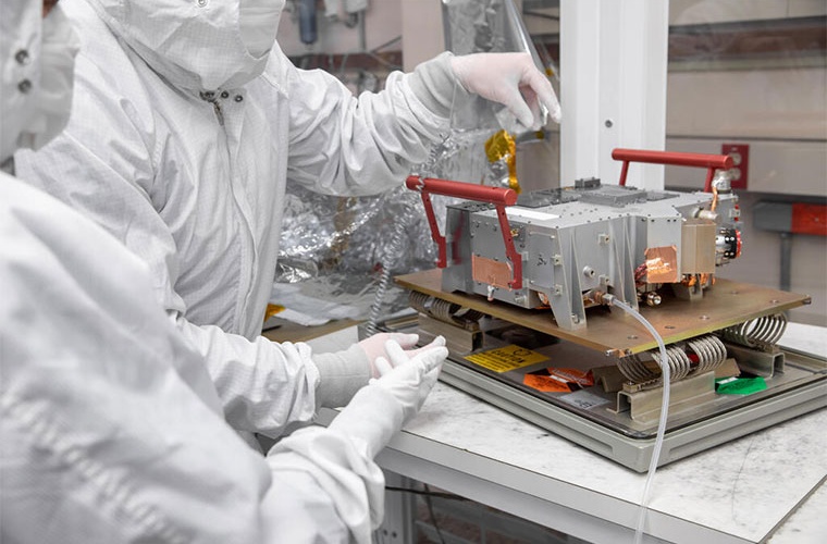 Das vom SwRI geleitete UVS-Instrument sammelt ultraviolettes Licht, um die Zu­sam­men­setzung der atmo­sphäri­schen Gase und Ober­flächen­mate­ri­alien des Jupiter­monds Europa zu unter­suchen. Es hat Sauer­stoff, Wasser­stoff und Staub­merk­male im inter­stel­la­ren Kome­ten 3I/ATLAS ent­deckt und ein­zig­arti­ge Beob­ach­tungen seiner Schweife gemacht. Das Bild zeigt die Europa-UVS-Co-PI Dr. Tracy Becker (l.) und PI Dr. Kurt Rether­ford mit Europa-UVS während eines Clean-Cabin-Tests.