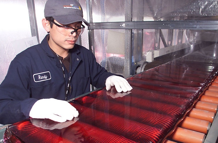 Für die Fertigung der Laserglasplatten wurde beim Bau der National Ignition Facility (NIF) vor Ort eigens eine Produktionslinie eingerichtet.