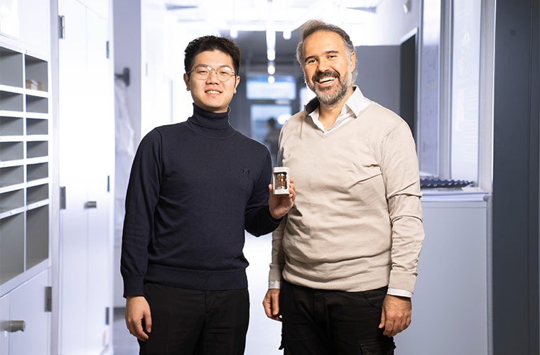 Jinsong Zhang und Mario El Kazzi (von links nach rechts) mit einer Testzelle der am Paul Scherrer Institut PSI entwickelten Festkörperbatterie.