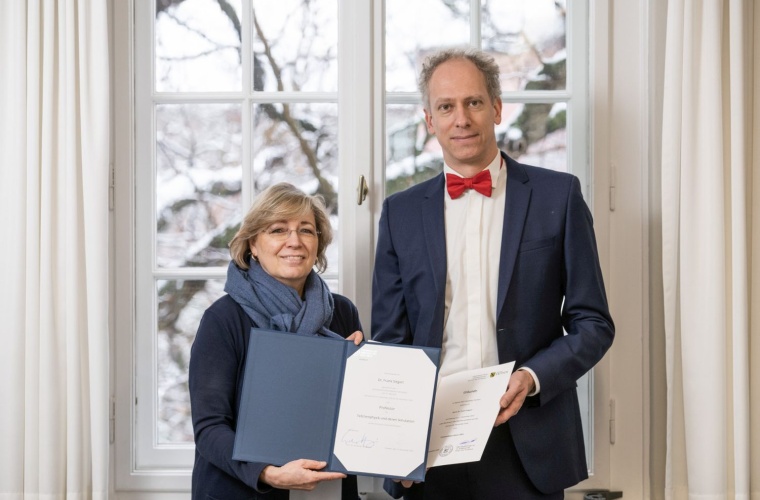 Die Prorektorin für Forschung und Technologietransfer, Prof.in Angela Rösen-Wolff, überreichte Prof. Frank Siegert seine Berufungsurkunde.