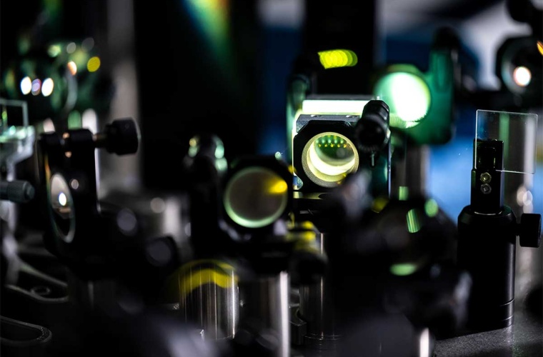 Komplexe Versuchsaufbauten ermöglichen es, die extrem schnellen Bewegungen von Elektronen in Festkörpern mit Laserpulsen in hoher zeitlicher Auflösung untersuchen.

Copyright: Foto: Universität Oldenburg / Marcus Windus