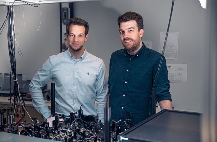 Moritz Gittinger (l.) und Daniel Timmer vor dem Experiment, auf dem die aktuelle Studie beruht.

Copyright: Foto: Universität Oldenburg / Marcus Windus