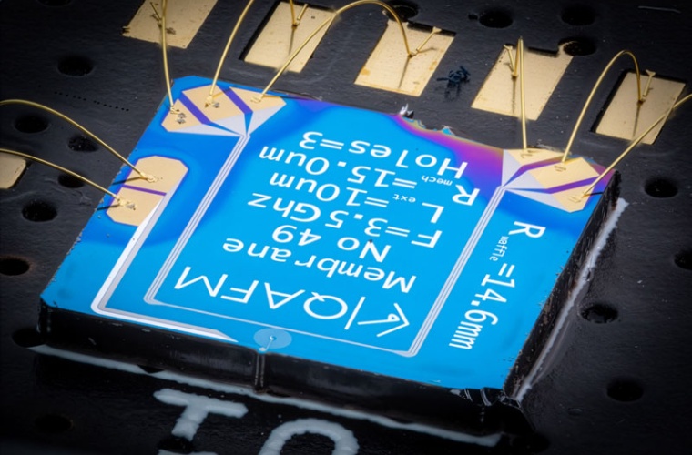 Experimente an der TU Wien: Die entscheidenden Nanostrukturen befinden sich an der unteren Chip-Kante