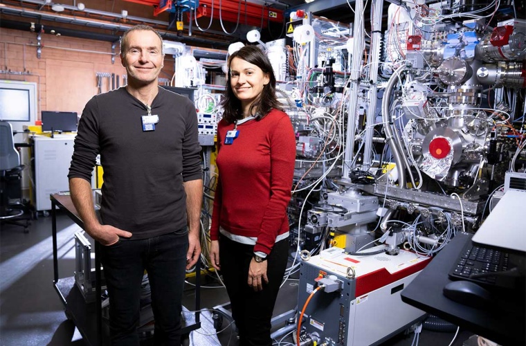 Gregor Knopp und Ana Sofia Morillo Candas in der Experimentierstation Maloja des SwissFEL. © Paul Scherrer Institut PSI/Mahir Dzambegovic
