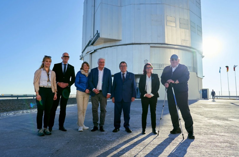 Die Delegation vor einem Teleskop des VLT. Von links nach rechts: Dominika Wylezalek, Thomas Klein, Elke Büdenbender,… [mehr]

© ESO/CHEPOX